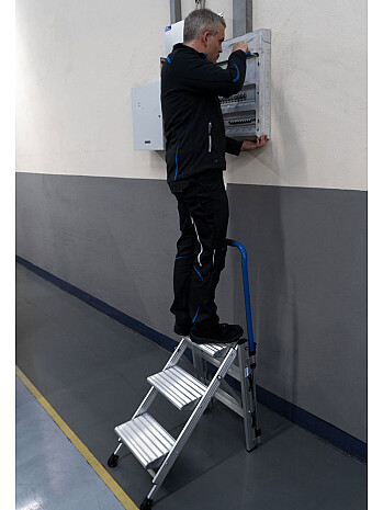 KRAUSE Stabilo schodki składane z pałąkiem i ryflowanymi stopniami 1x3